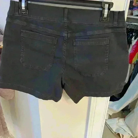 Spanx Stretch Twill Shorts 6" NWOT size Medium - Picture 2 of 4